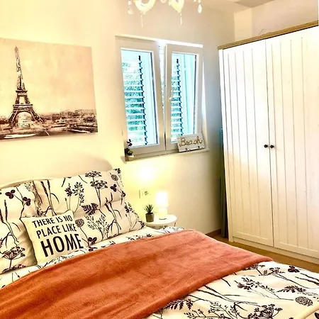 Flora Apartman