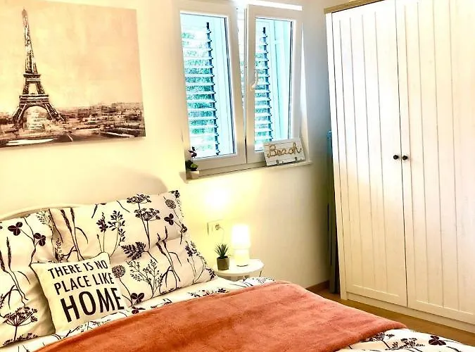 Flora Apartment